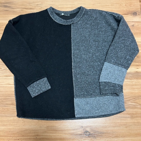 Sweater- made in Italy. - Picture 1 of 4
